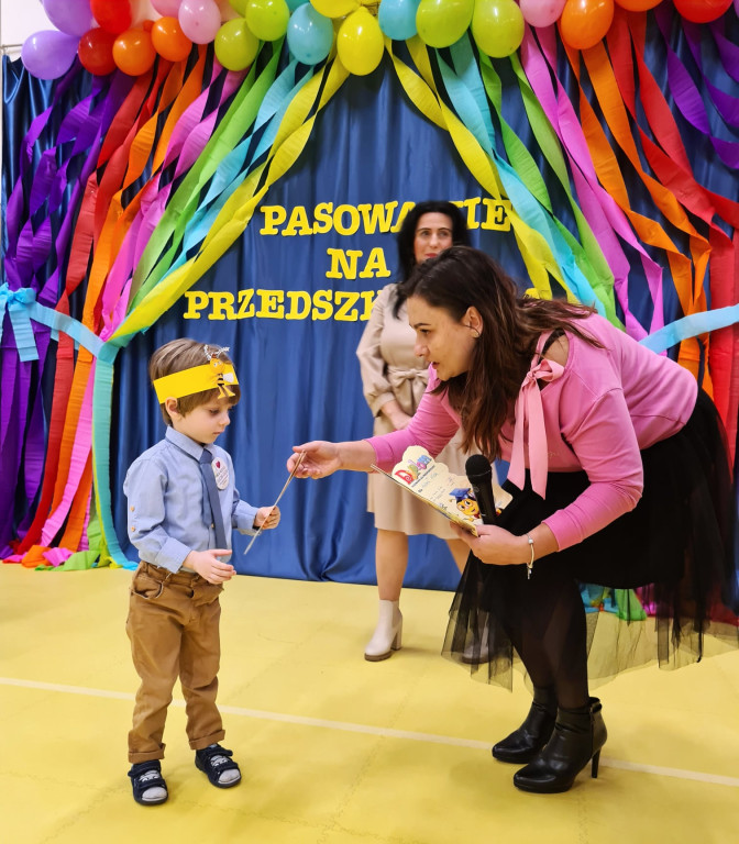 Pasowanie przedszkolaków z `Bajkowej Krainy` [fotorelacja]