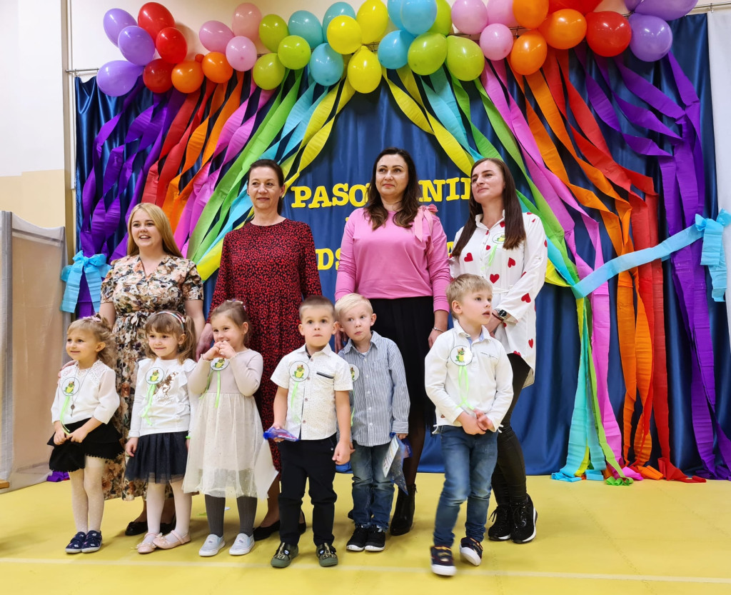 Pasowanie przedszkolaków z `Bajkowej Krainy` [fotorelacja]