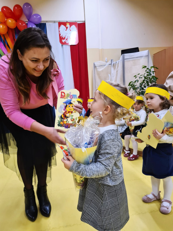 Pasowanie przedszkolaków z `Bajkowej Krainy` [fotorelacja]