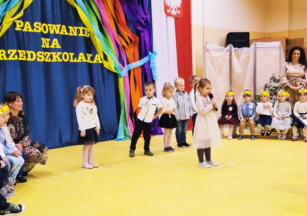Pasowanie przedszkolaków z `Bajkowej Krainy` [fotorelacja]