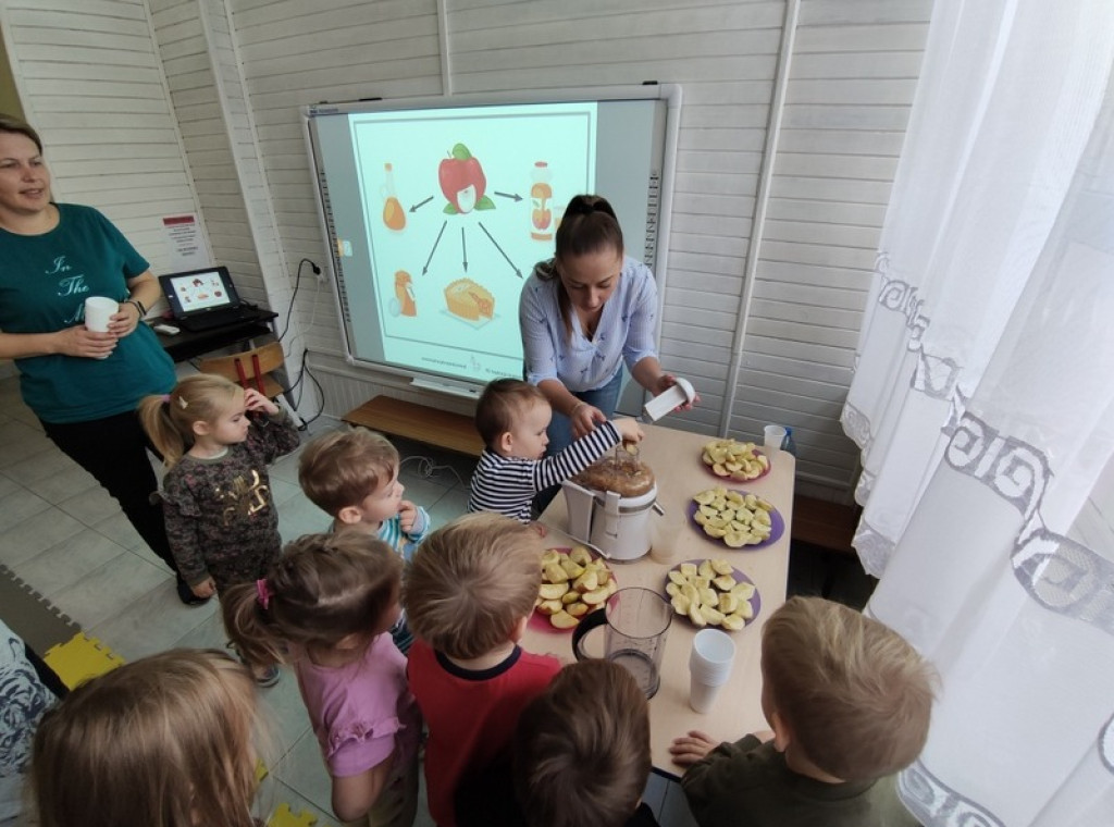 Apple Day w przedszkolu w Stąporkowie [zdjęcia]