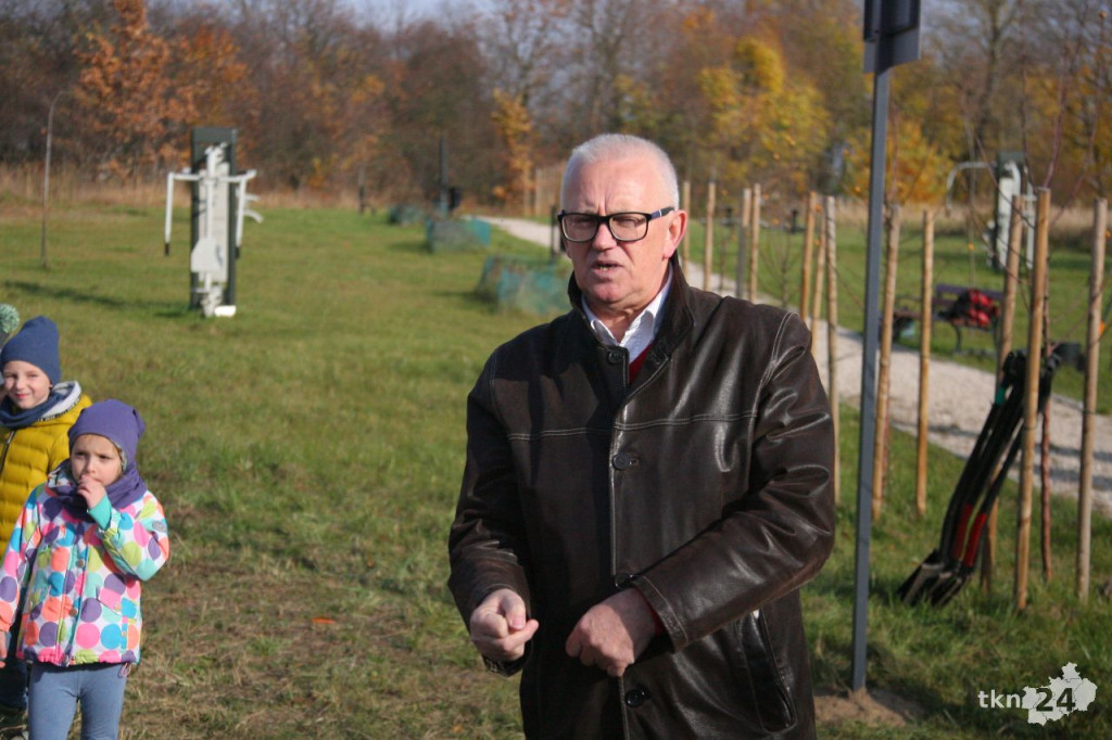 Dzieci posadziły na Browarach miododajne drzewa [wideo, zdjęcia]