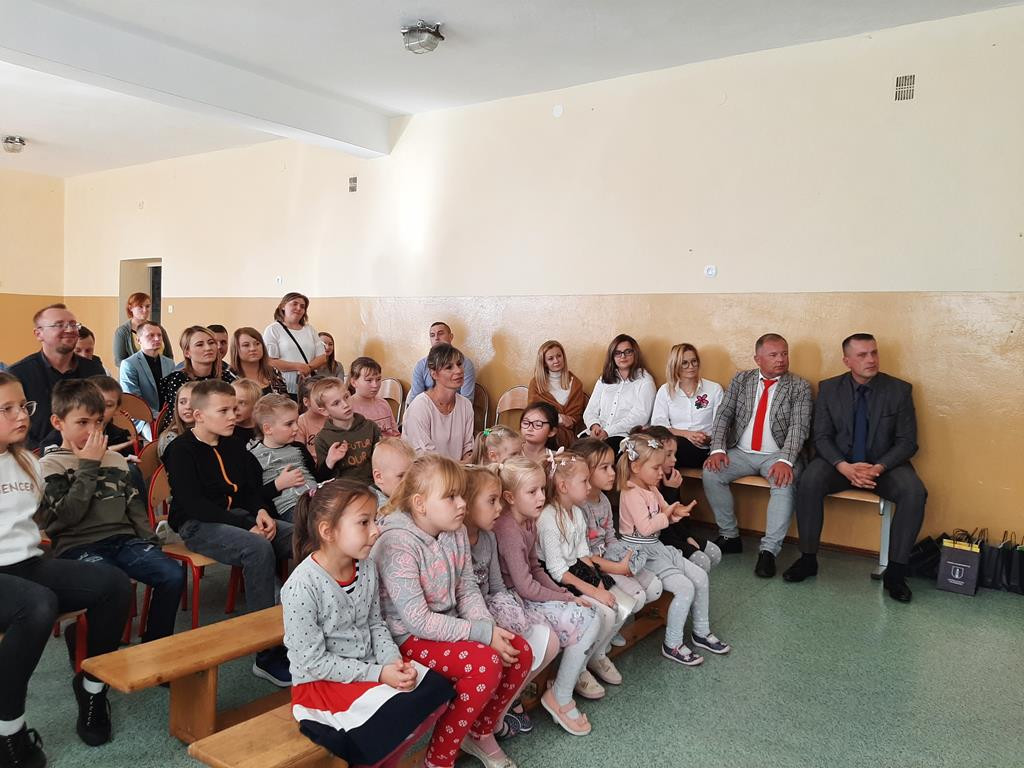 Pasowanie na ucznia w Szkole Podstawowej w Kłucku [zdjęcia]