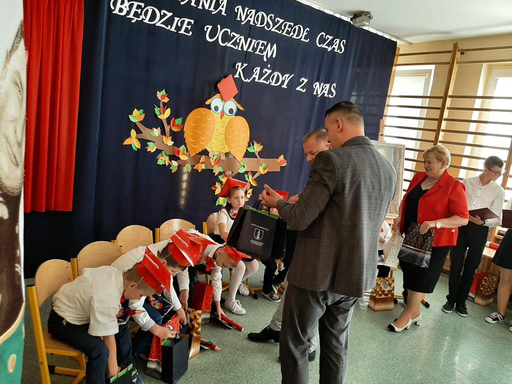 Pasowanie na ucznia w Szkole Podstawowej w Kłucku [zdjęcia]