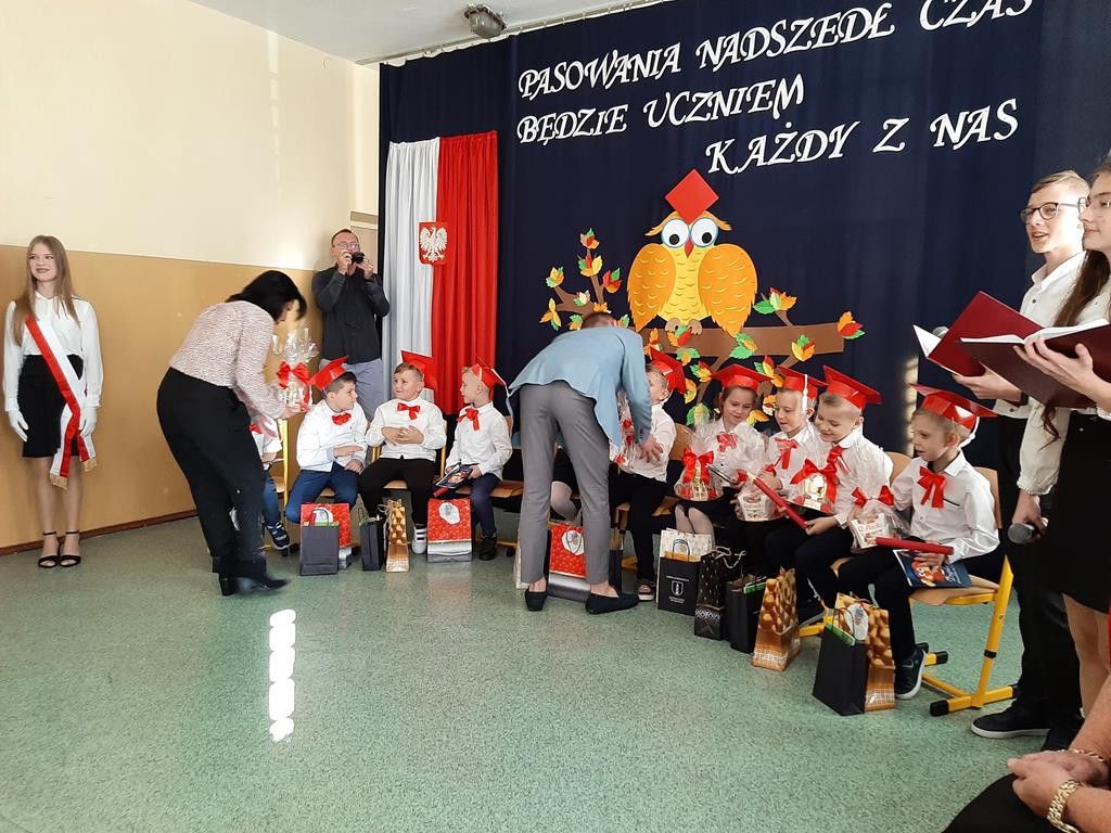 Pasowanie na ucznia w Szkole Podstawowej w Kłucku [zdjęcia]