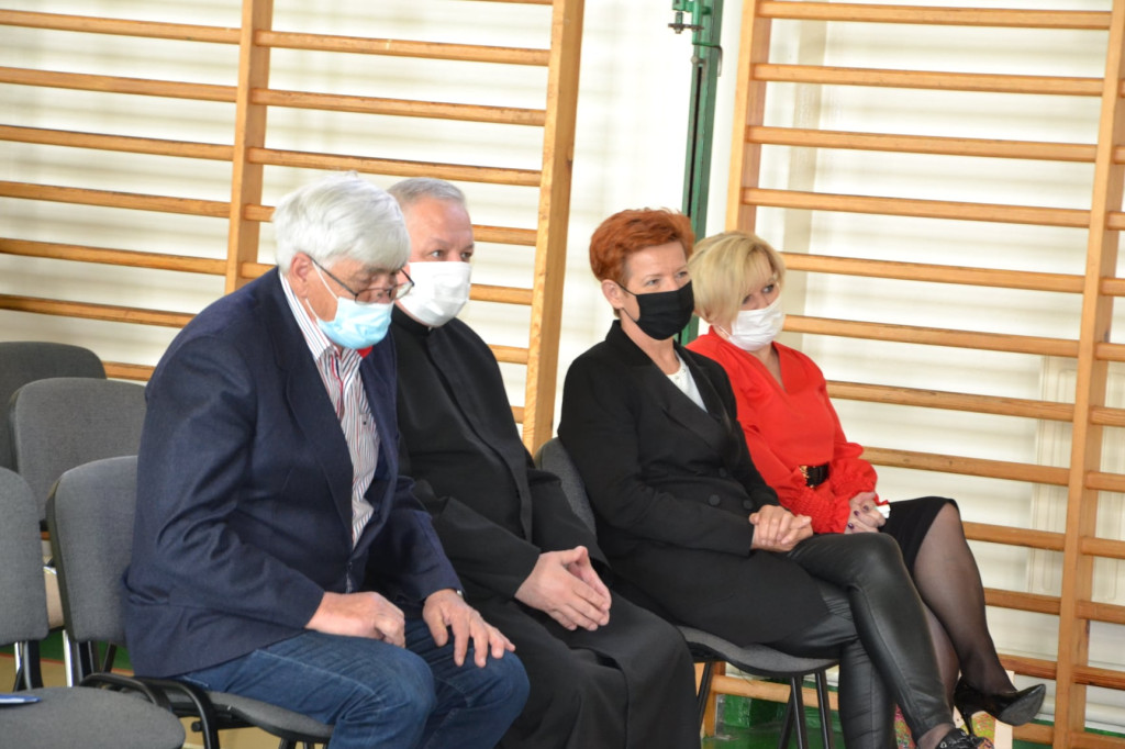 Pierwszoklasiści uroczyście ślubowali w Rogowie [zdjęcia]