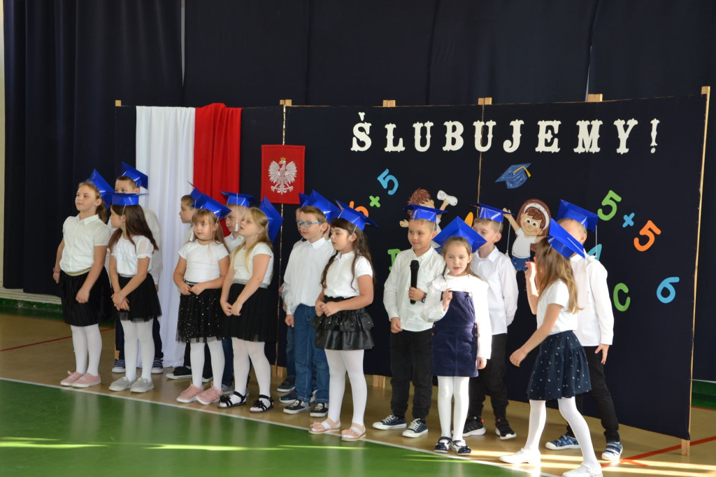 Pierwszoklasiści uroczyście ślubowali w Rogowie [zdjęcia]