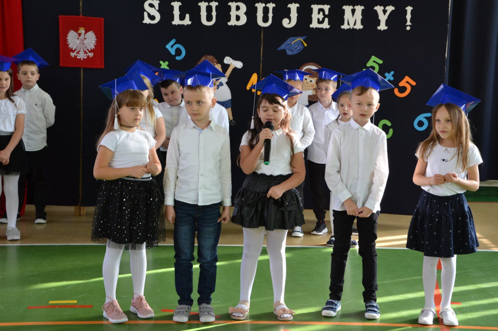 Pierwszoklasiści uroczyście ślubowali w Rogowie [zdjęcia]