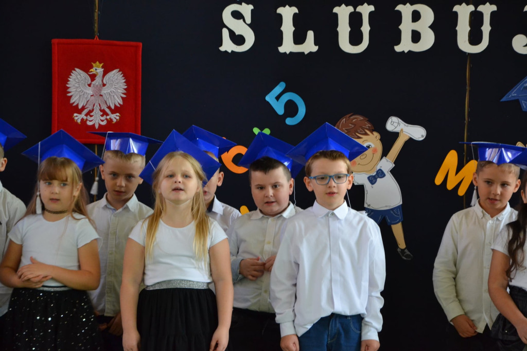 Pierwszoklasiści uroczyście ślubowali w Rogowie [zdjęcia]