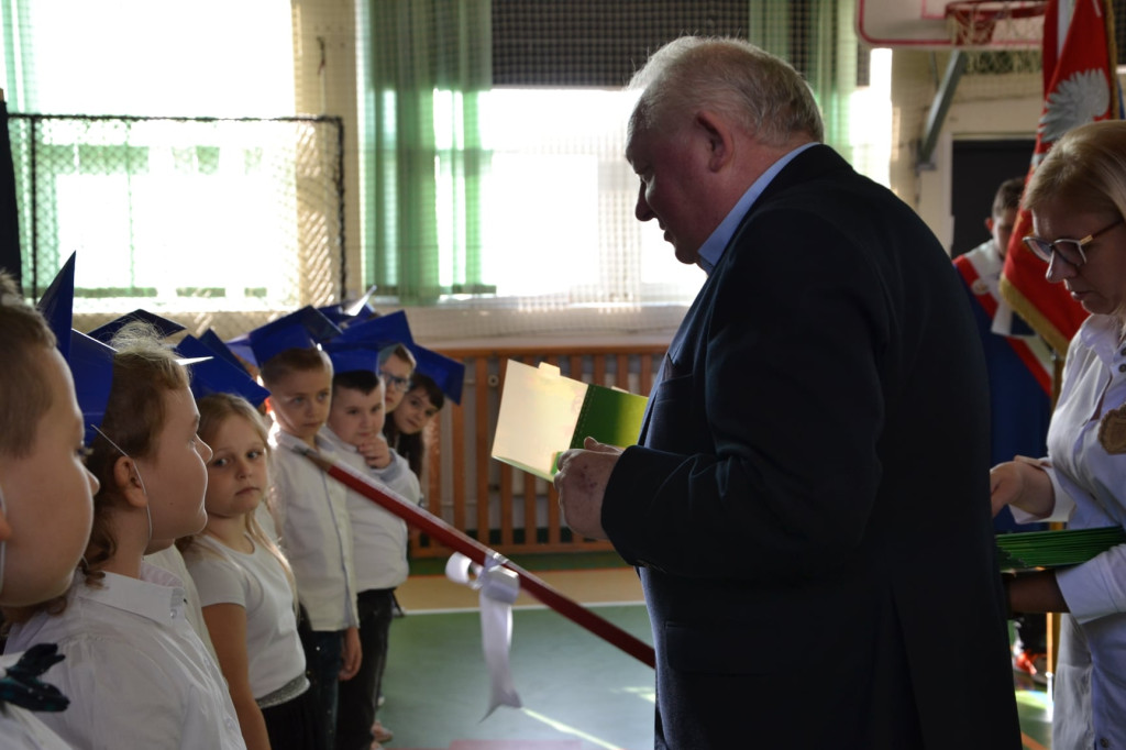 Pierwszoklasiści uroczyście ślubowali w Rogowie [zdjęcia]