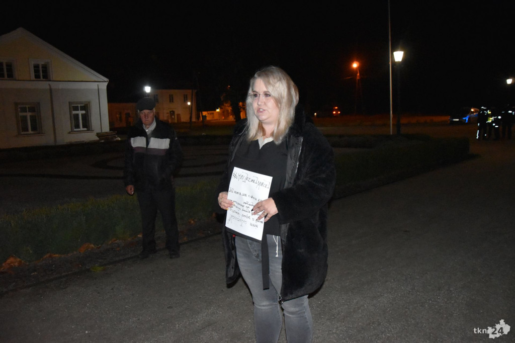 Ani jednej więcej. Sporo osób na proteście w Końskich [wideo, zdjęcia]