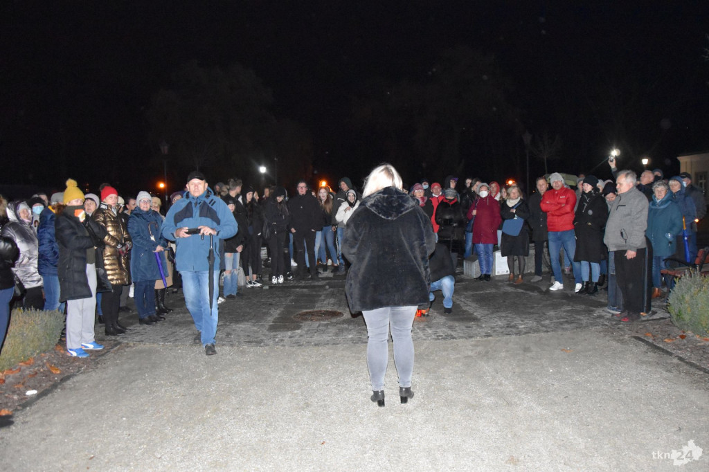 Ani jednej więcej. Sporo osób na proteście w Końskich [wideo, zdjęcia]
