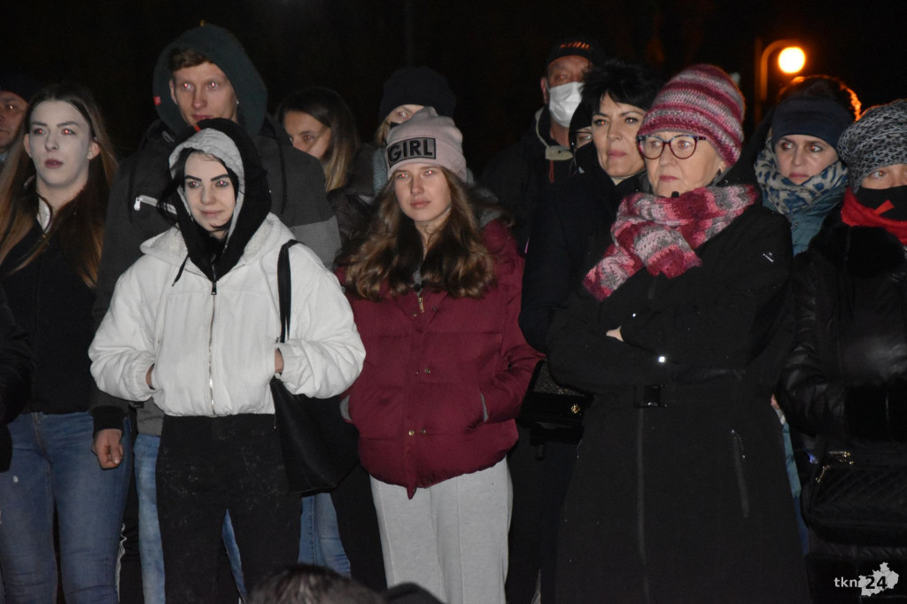 Ani jednej więcej. Sporo osób na proteście w Końskich [wideo, zdjęcia]