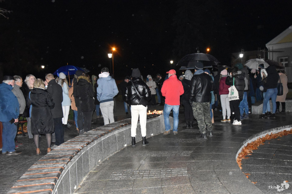 Ani jednej więcej. Sporo osób na proteście w Końskich [wideo, zdjęcia]