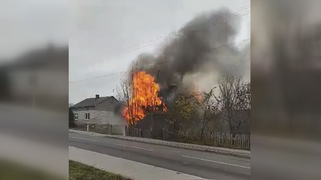 Pożar domu w Jóźwikowie w gminie Radoszyce [wideo, zdjęcia]