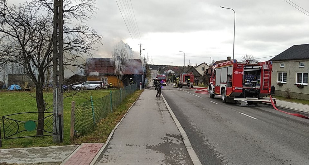 Pożar domu w Jóźwikowie w gminie Radoszyce [wideo, zdjęcia]