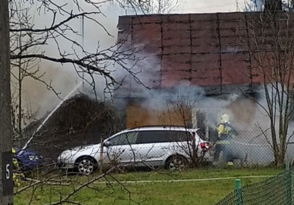 Pożar domu w Jóźwikowie w gminie Radoszyce [wideo, zdjęcia]