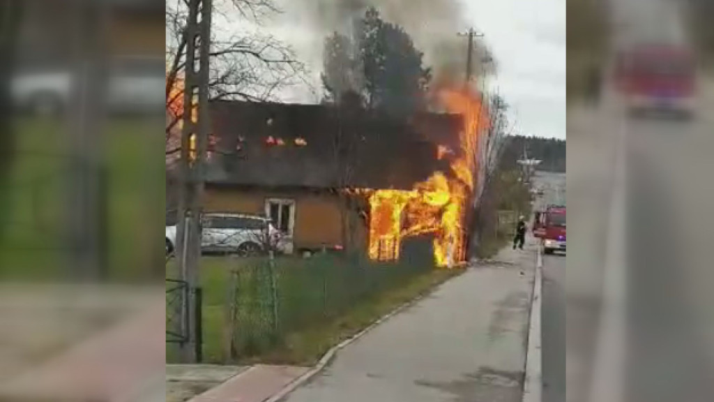 Pożar domu w Jóźwikowie w gminie Radoszyce [wideo, zdjęcia]