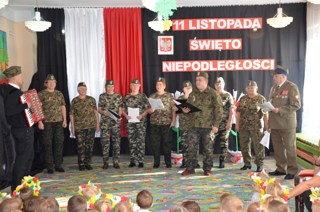 Przedszkolaki ze Stąporkowa uczciły Święto Niepodległości [zdjęcia]