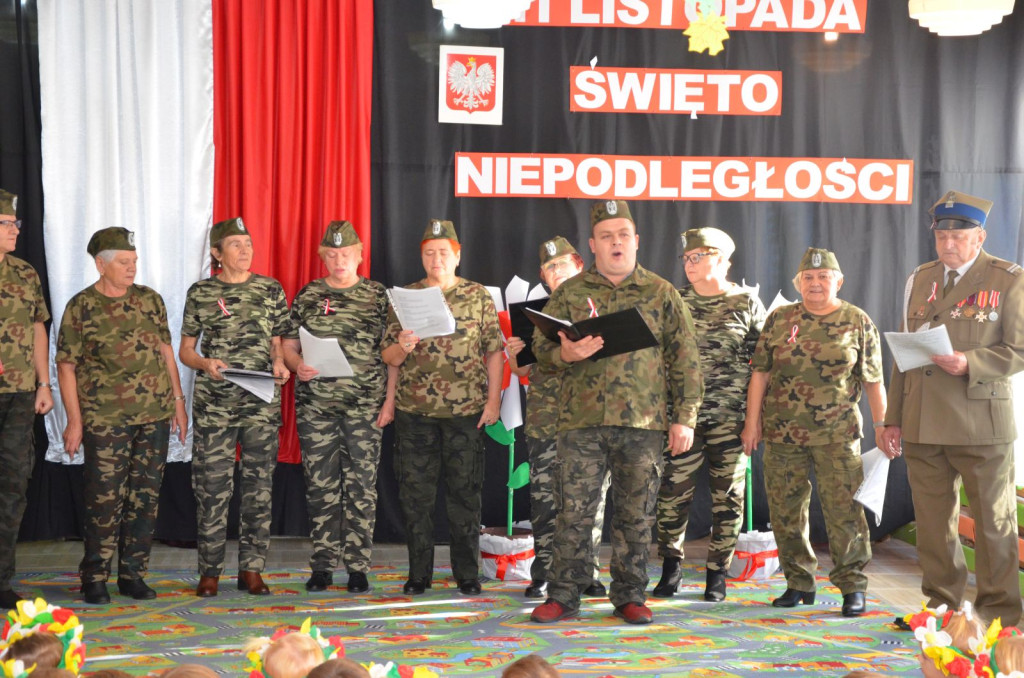 Przedszkolaki ze Stąporkowa uczciły Święto Niepodległości [zdjęcia]