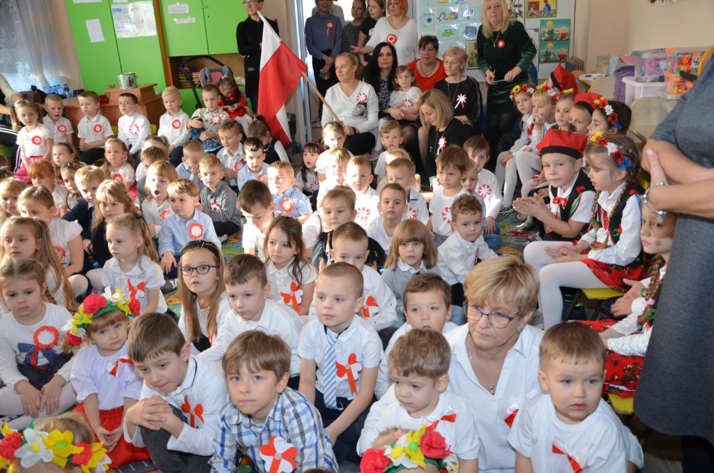 Przedszkolaki ze Stąporkowa uczciły Święto Niepodległości [zdjęcia]