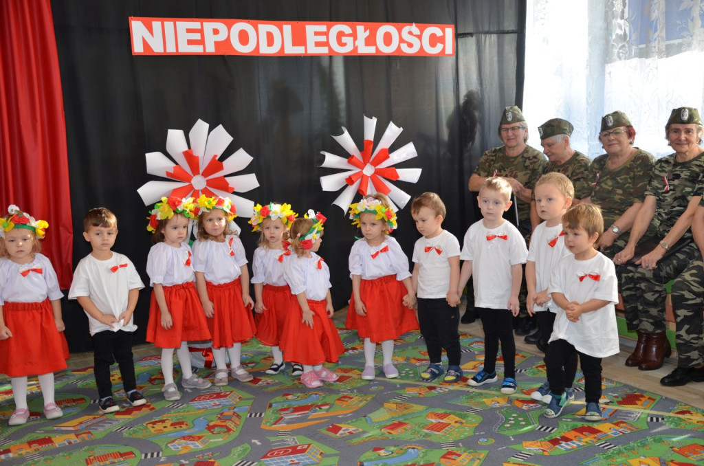 Przedszkolaki ze Stąporkowa uczciły Święto Niepodległości [zdjęcia]