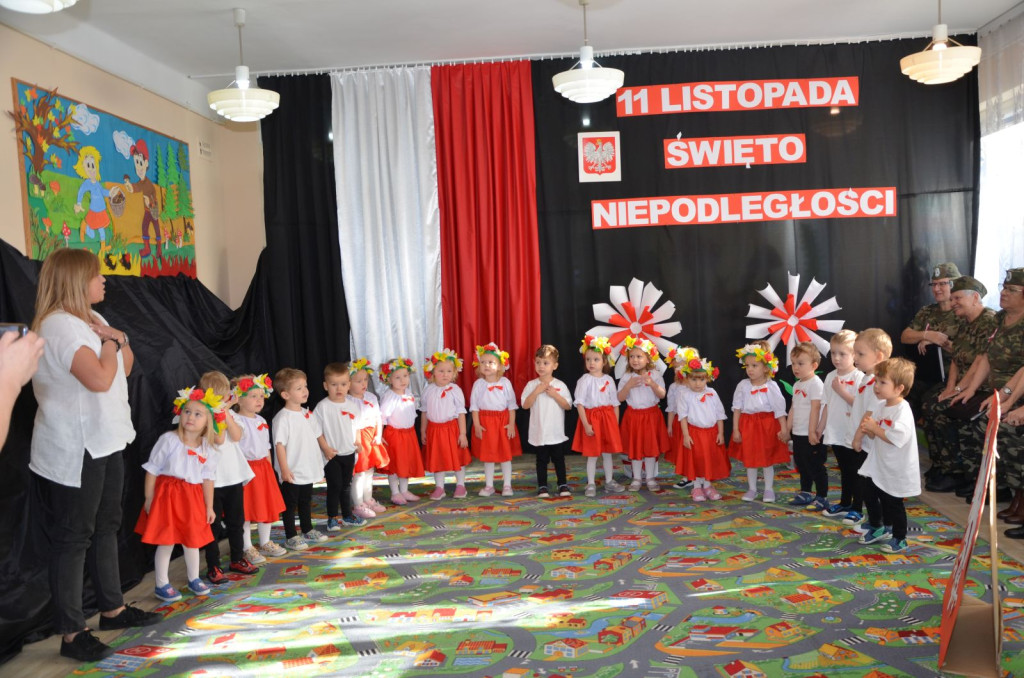 Przedszkolaki ze Stąporkowa uczciły Święto Niepodległości [zdjęcia]