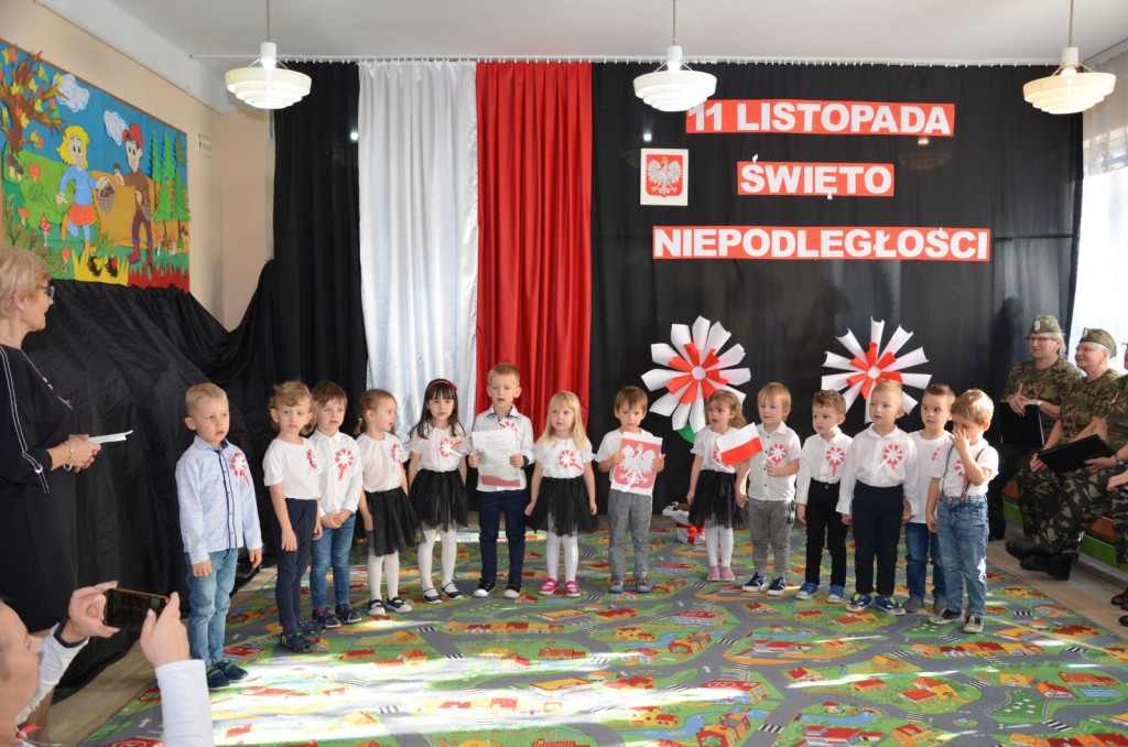 Przedszkolaki ze Stąporkowa uczciły Święto Niepodległości [zdjęcia]
