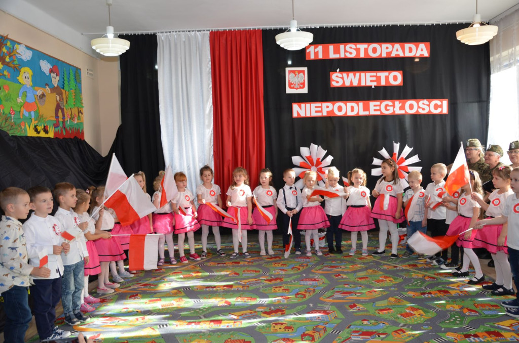 Przedszkolaki ze Stąporkowa uczciły Święto Niepodległości [zdjęcia]