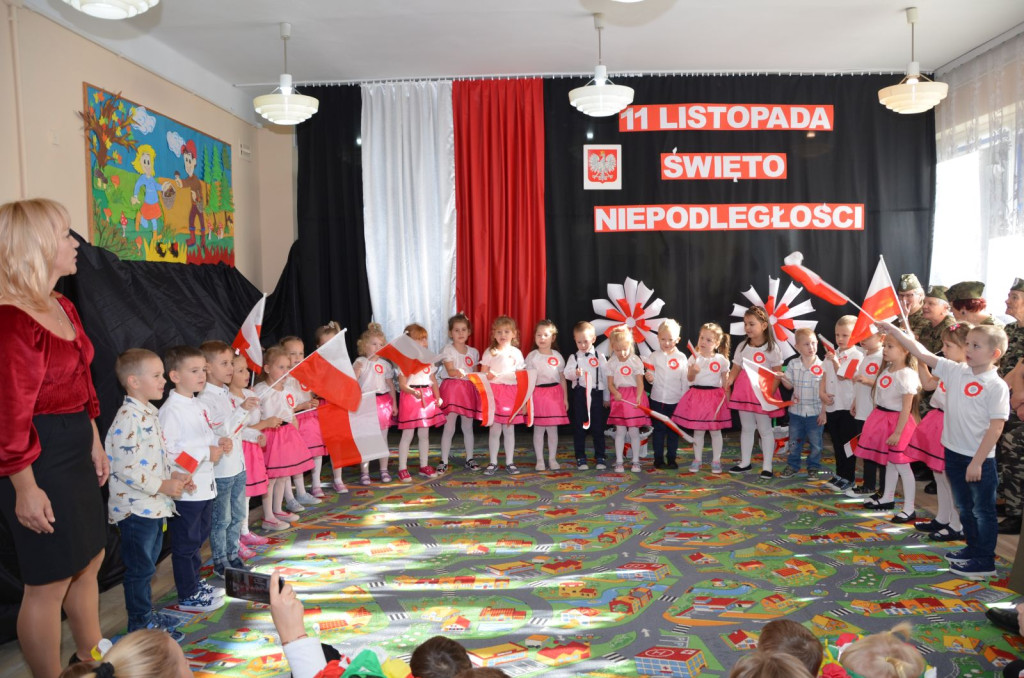 Przedszkolaki ze Stąporkowa uczciły Święto Niepodległości [zdjęcia]
