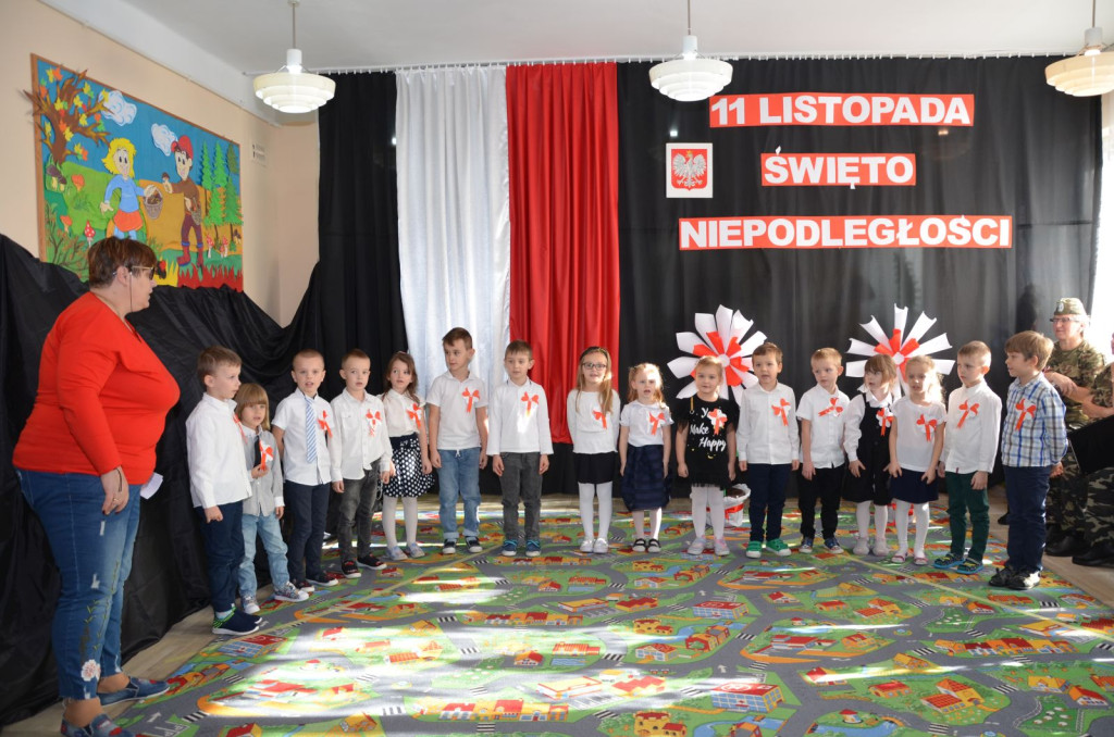 Przedszkolaki ze Stąporkowa uczciły Święto Niepodległości [zdjęcia]