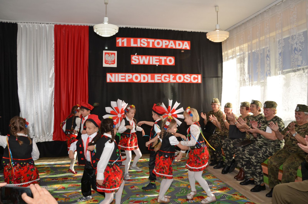 Przedszkolaki ze Stąporkowa uczciły Święto Niepodległości [zdjęcia]
