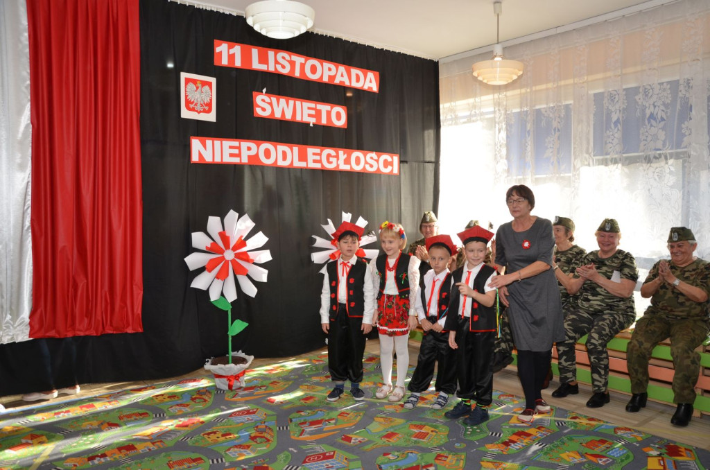 Przedszkolaki ze Stąporkowa uczciły Święto Niepodległości [zdjęcia]