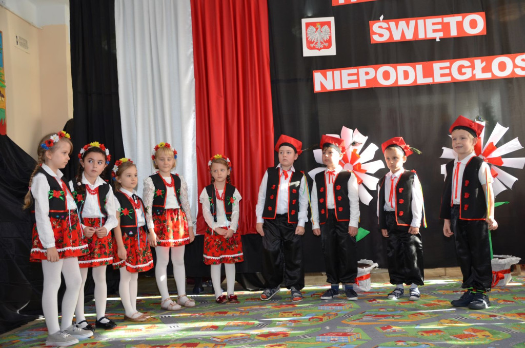 Przedszkolaki ze Stąporkowa uczciły Święto Niepodległości [zdjęcia]