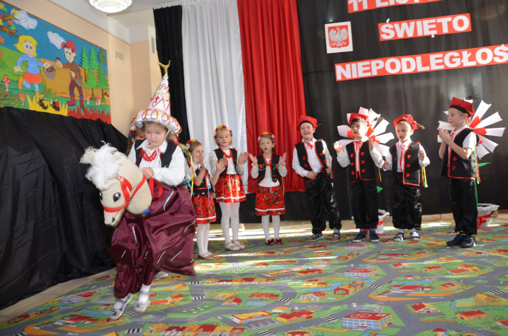 Przedszkolaki ze Stąporkowa uczciły Święto Niepodległości [zdjęcia]