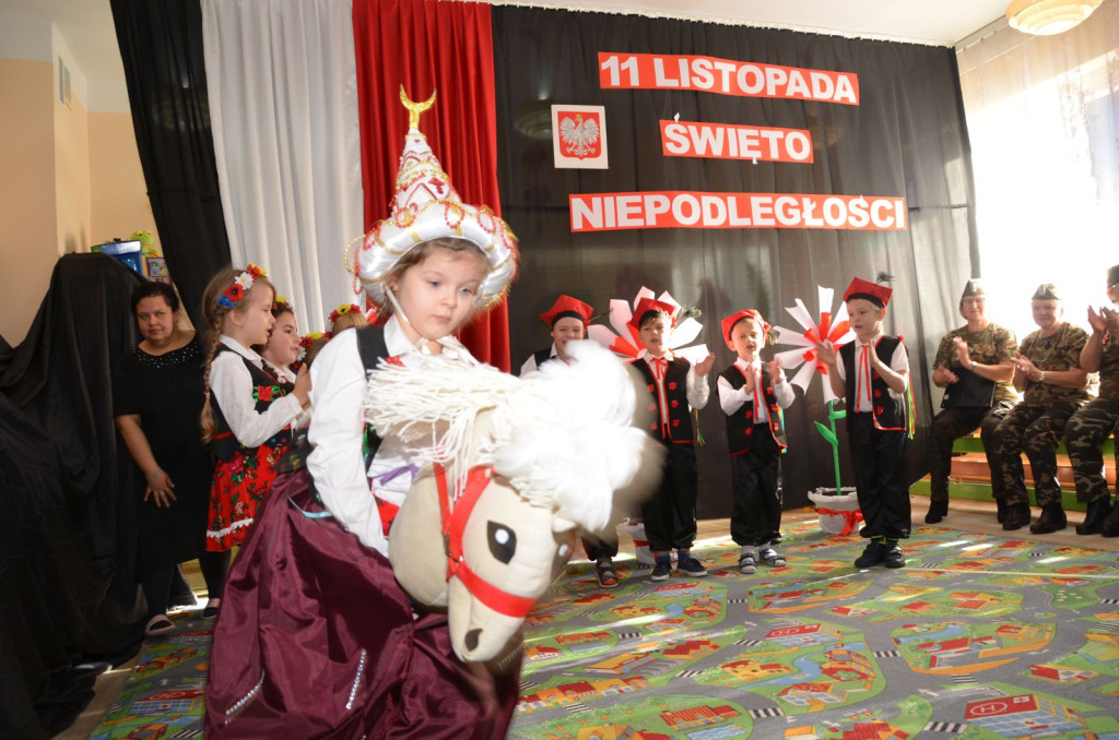 Przedszkolaki ze Stąporkowa uczciły Święto Niepodległości [zdjęcia]