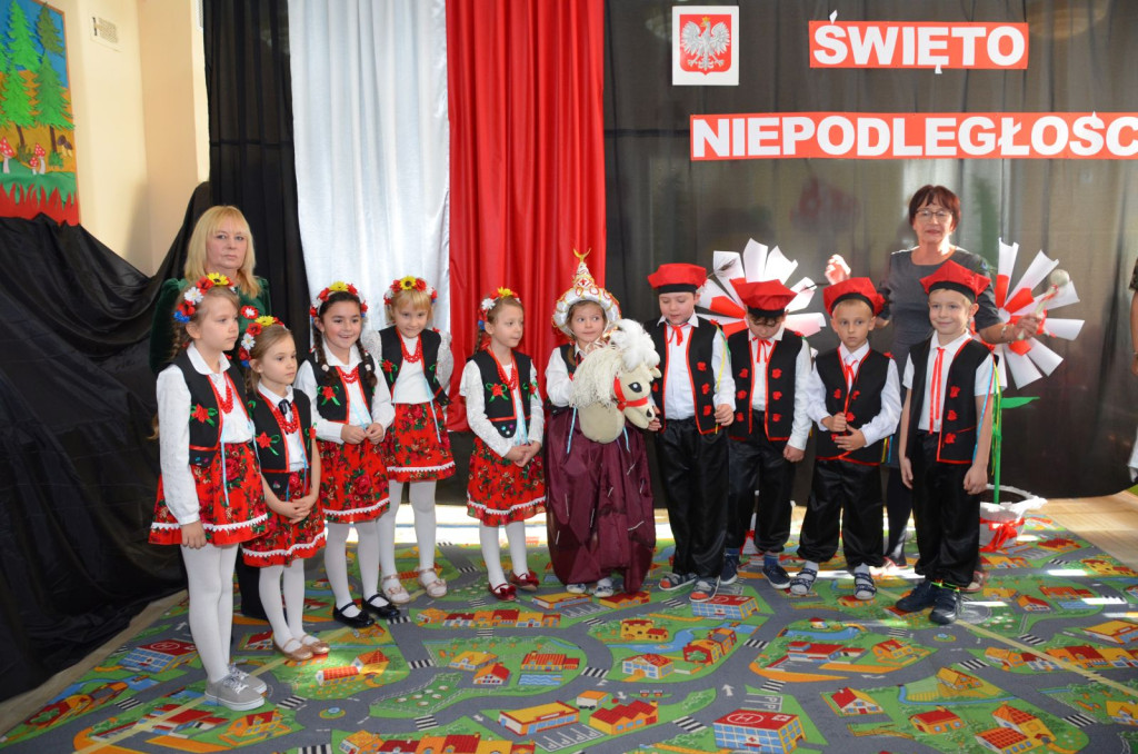 Przedszkolaki ze Stąporkowa uczciły Święto Niepodległości [zdjęcia]