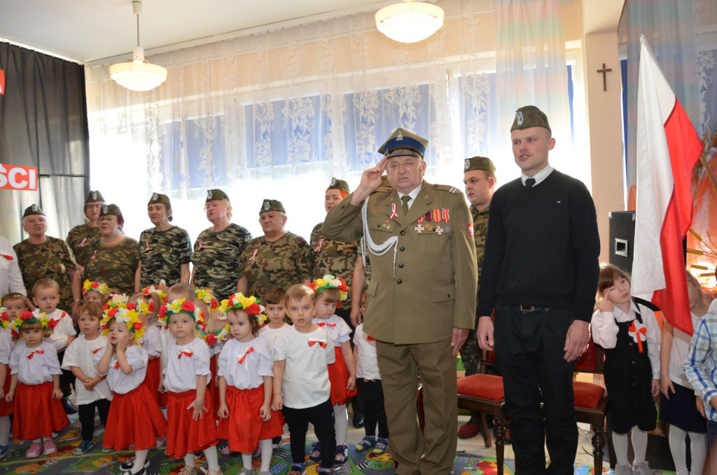 Przedszkolaki ze Stąporkowa uczciły Święto Niepodległości [zdjęcia]
