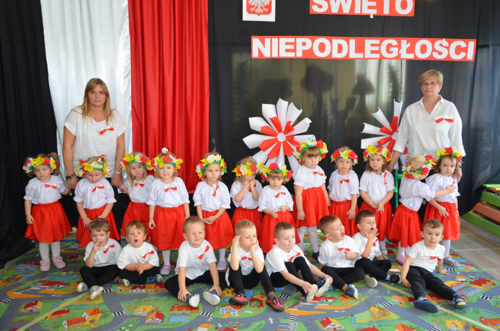 Przedszkolaki ze Stąporkowa uczciły Święto Niepodległości [zdjęcia]