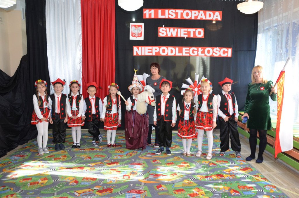 Przedszkolaki ze Stąporkowa uczciły Święto Niepodległości [zdjęcia]