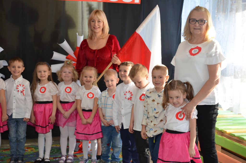 Przedszkolaki ze Stąporkowa uczciły Święto Niepodległości [zdjęcia]