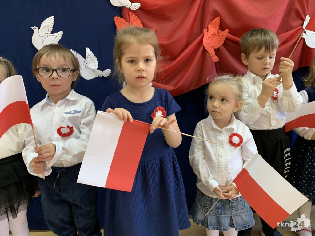 Przedszkole nr 2 z Końskich na Święto Niepodległości [wideo, fotorelacja]