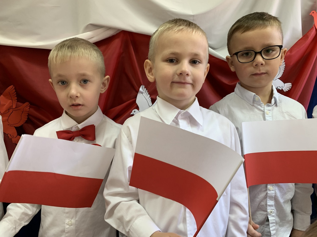 Przedszkole nr 2 z Końskich na Święto Niepodległości [wideo, fotorelacja]