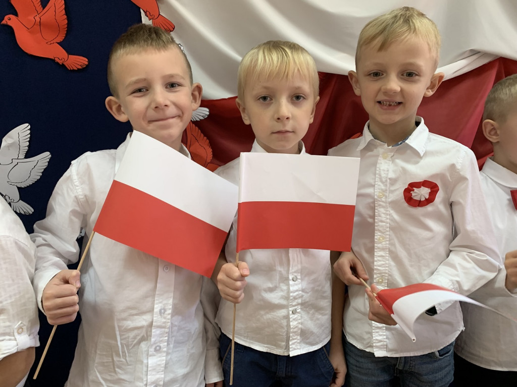 Przedszkole nr 2 z Końskich na Święto Niepodległości [wideo, fotorelacja]