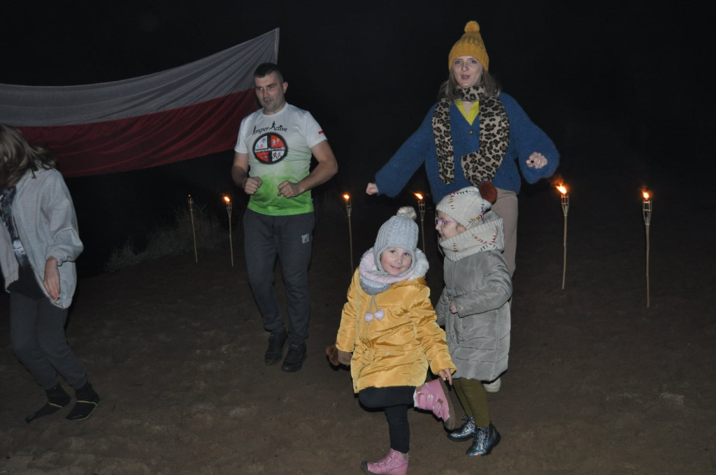 Patriotyzm wyrażali w zimnej wodzie. Morsowanie dla Niepodległej [zdjęcia]