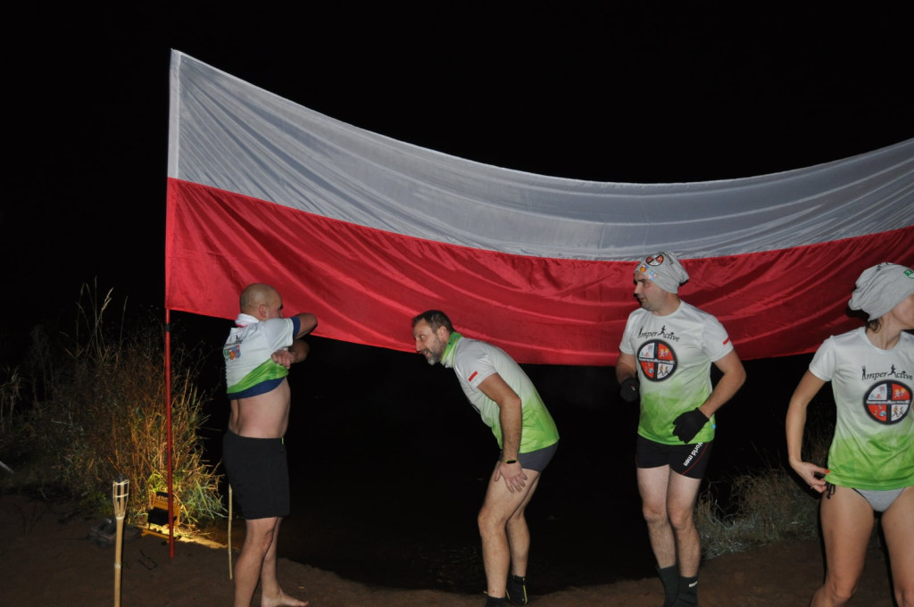 Patriotyzm wyrażali w zimnej wodzie. Morsowanie dla Niepodległej [zdjęcia]