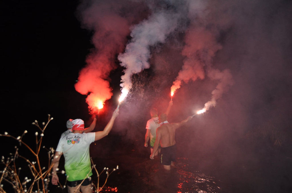 Patriotyzm wyrażali w zimnej wodzie. Morsowanie dla Niepodległej [zdjęcia]