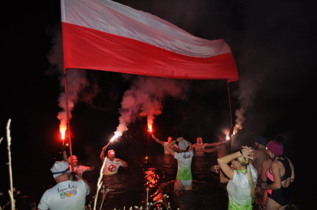 Patriotyzm wyrażali w zimnej wodzie. Morsowanie dla Niepodległej [zdjęcia]