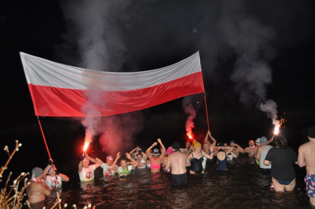 Patriotyzm wyrażali w zimnej wodzie. Morsowanie dla Niepodległej [zdjęcia]