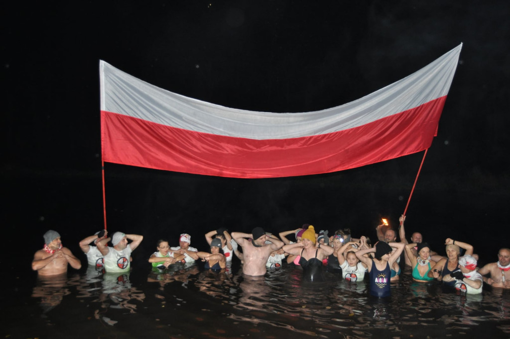 Patriotyzm wyrażali w zimnej wodzie. Morsowanie dla Niepodległej [zdjęcia]